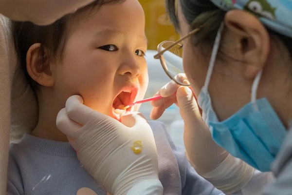 什麼時候開始給孩子塗氟?塗氟對牙齒有什麼好處
