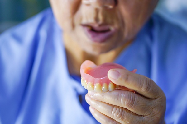 70歲以上種牙好還是鑲牙好