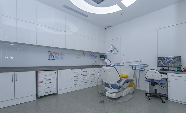 南山愛康健牙科 舒成林