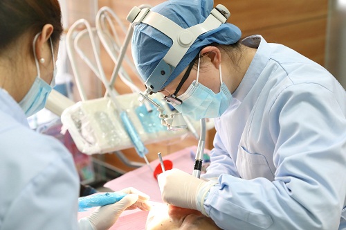 如何選擇靠譜的種植牙醫生和診所?深圳種植牙推薦愛康健種植博士劉鑫!